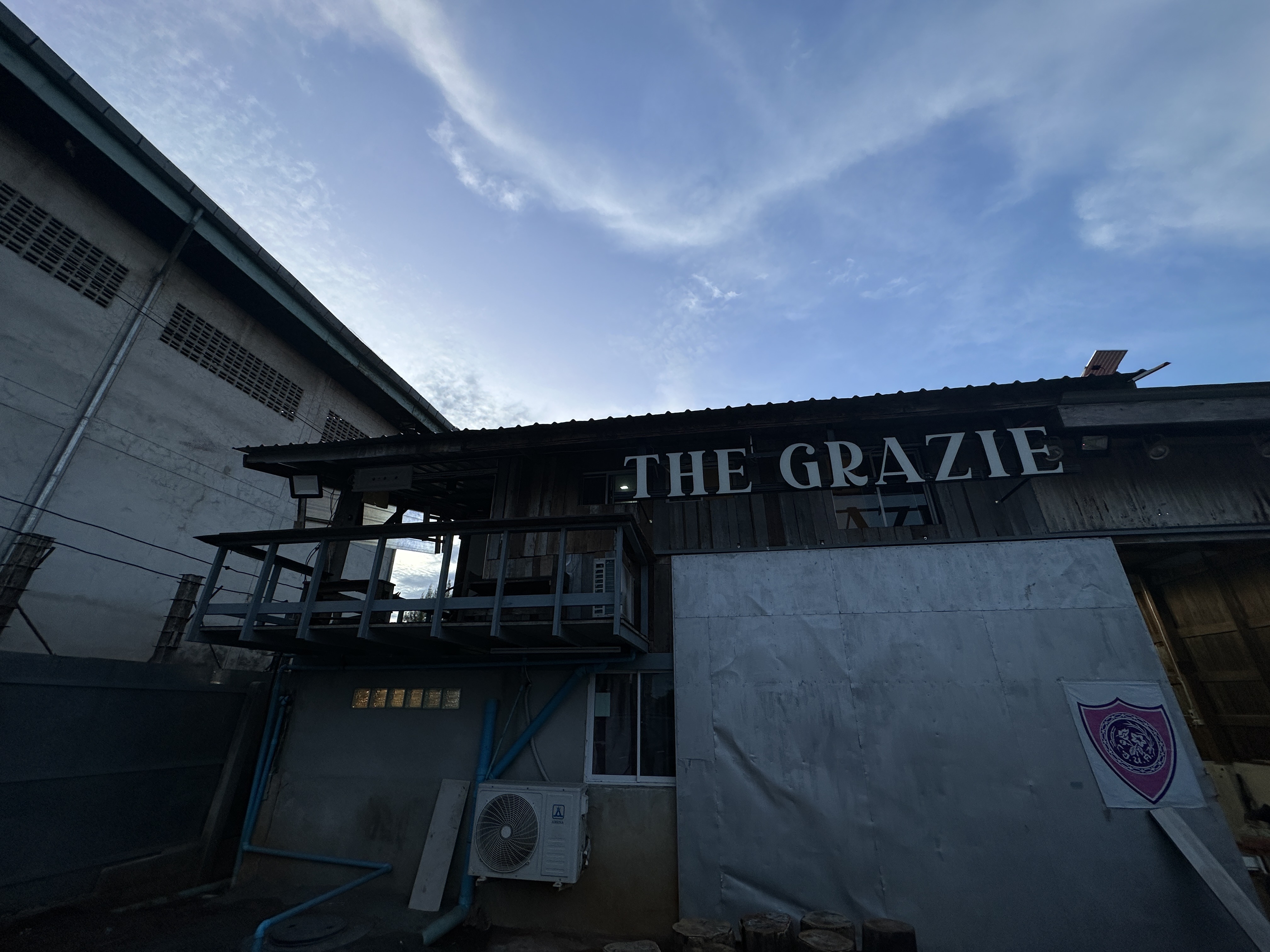 ห้องนั่งเล่นกว้างขวาง พร้อมเฟอร์นิเจอร์สไตล์โมเดิร์น