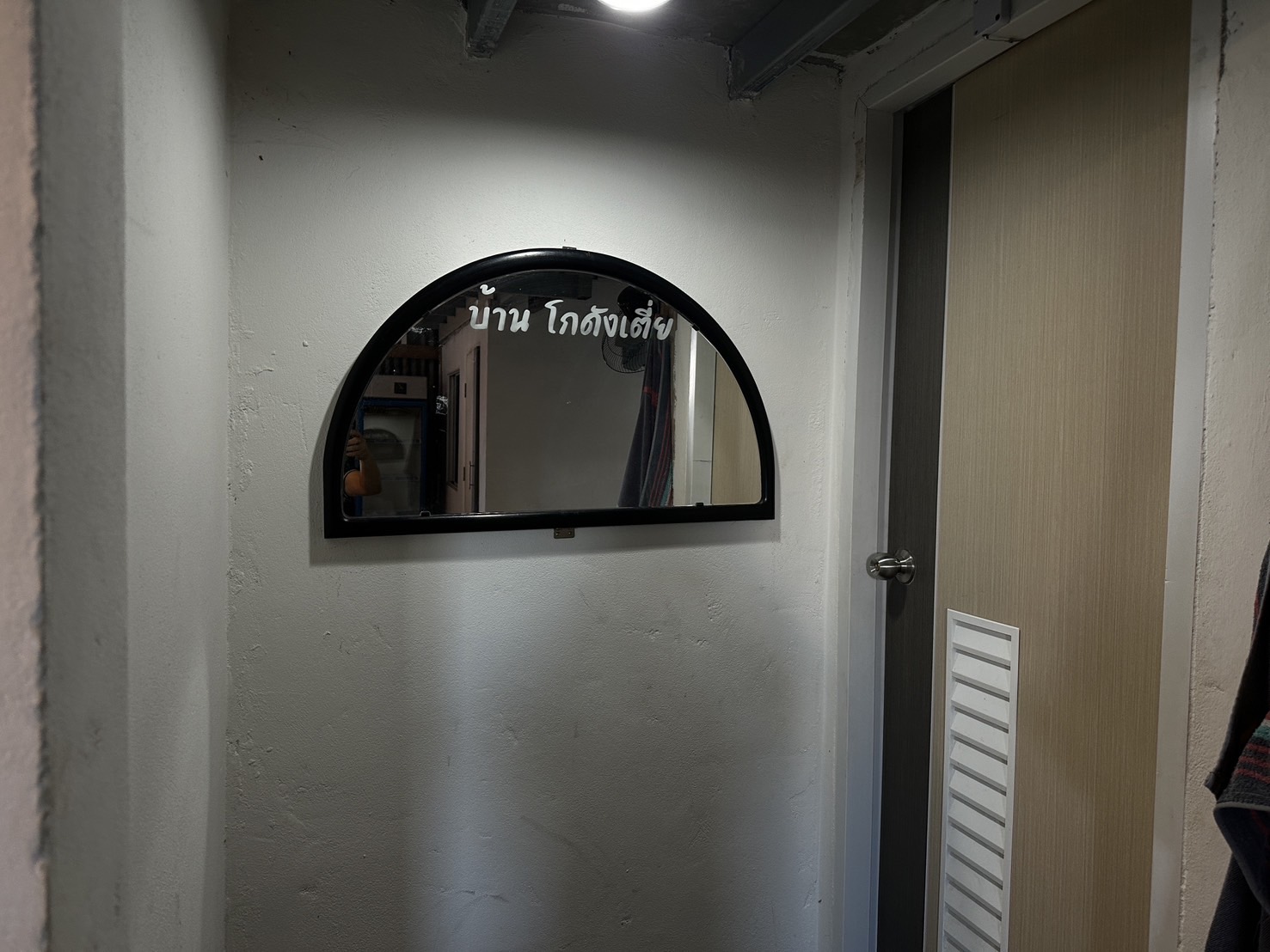 ห้องนอนตกแต่งอบอุ่น เหมาะสำหรับการพักผ่อน